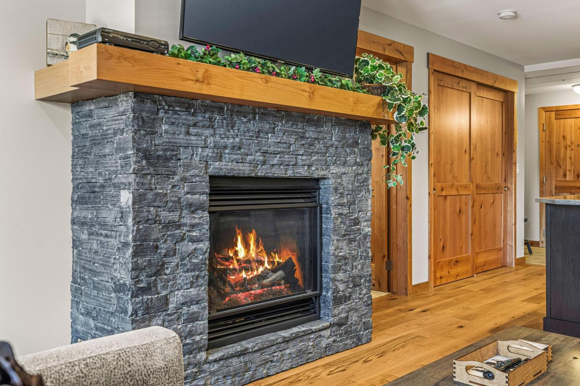 Spring Creek Luxury King One Bedroom At White Spruce Lodge Canmore Dış mekan fotoğraf