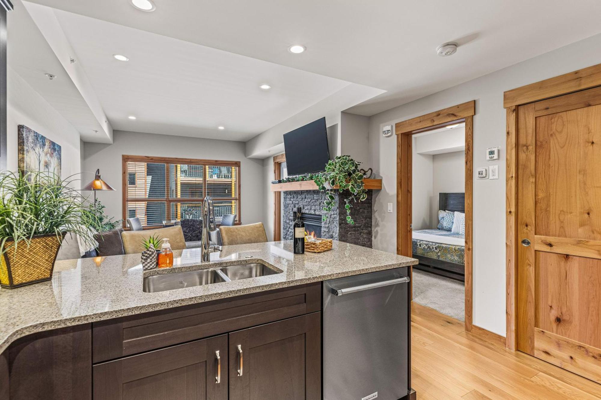 Spring Creek Luxury King One Bedroom At White Spruce Lodge Canmore Dış mekan fotoğraf