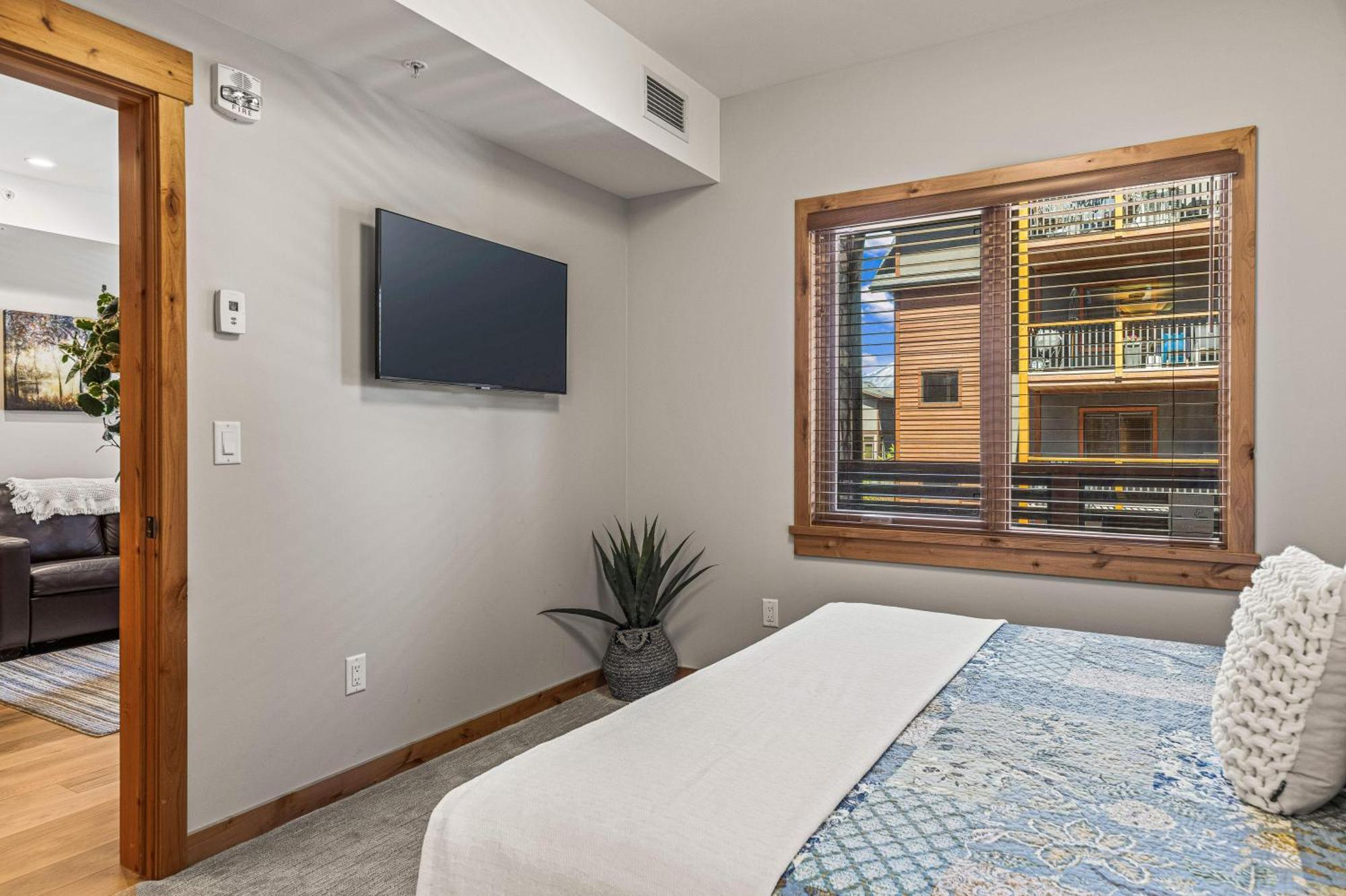 Spring Creek Luxury King One Bedroom At White Spruce Lodge Canmore Dış mekan fotoğraf