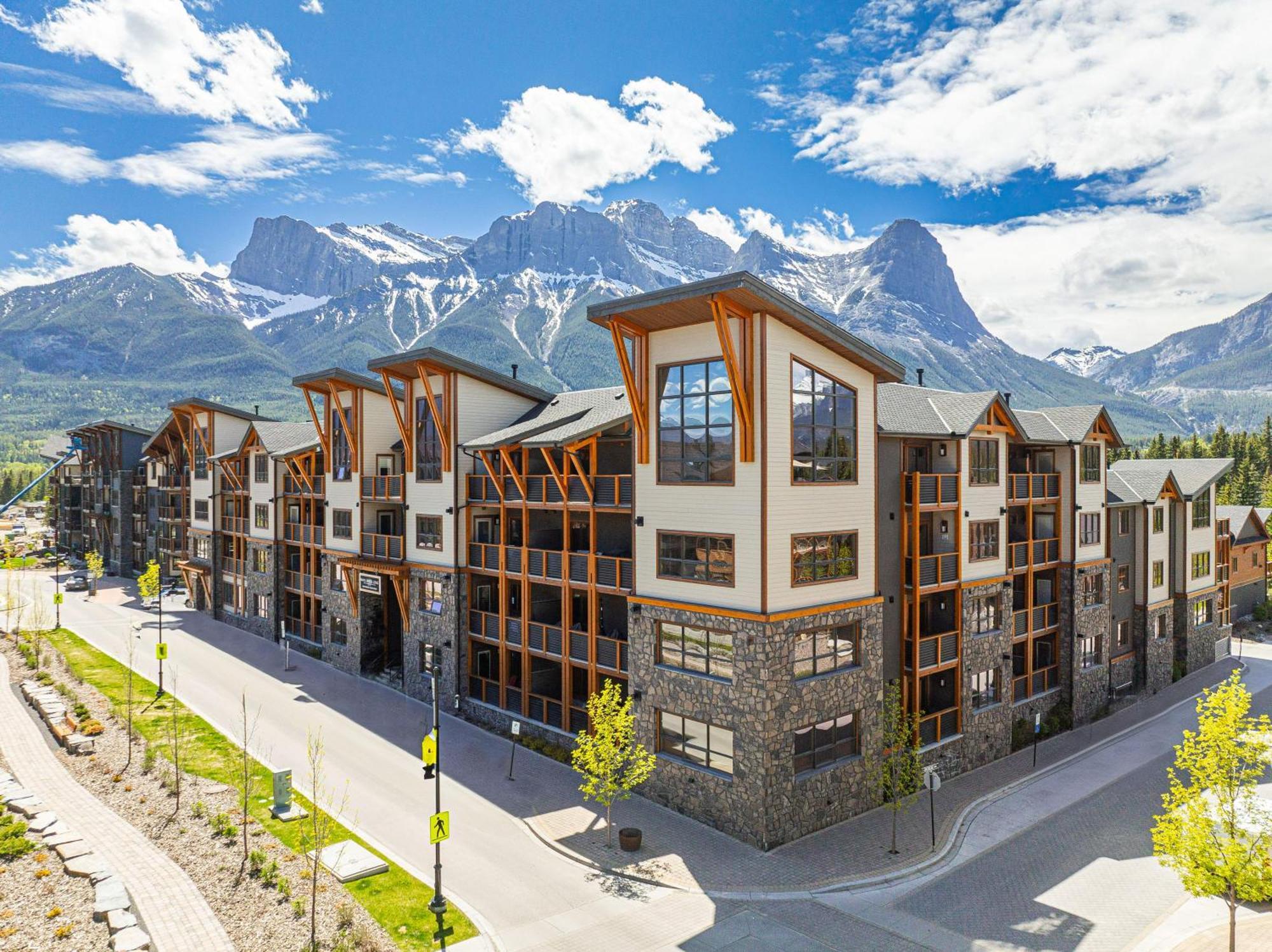 Spring Creek Luxury King One Bedroom At White Spruce Lodge Canmore Dış mekan fotoğraf